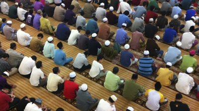 حكم صلاة الجمعة وسبب تسميتها ومتى تسقط؟