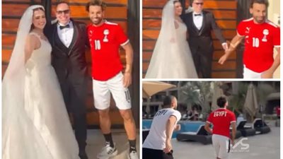 فيديو.. صلاح يفاجئ عروسين ويلتقط صورة معهما بـ