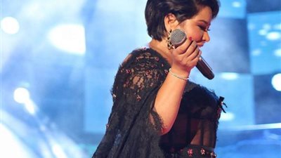 بأقدام عارية ورقصة مع شاب مجهول.. شيرين عبد الوهاب تُشعل السوشيال ميديا في 24 ساعة