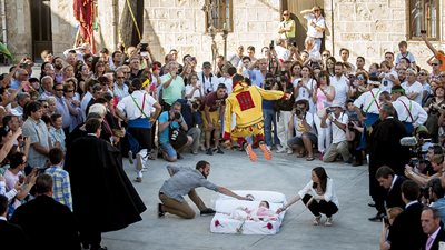 بالمهرجان المتوحش.. «قفز الشياطين على الأطفال» تقليد إسباني غريب لاستقبال المواليد