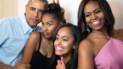 أوباما وأسرته يتعرضون لموقف مُحرج في مطعم سوشي.. صور