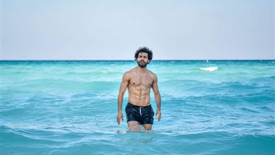 محمد صلاح مع ملكة جمال مصر على أحد شواطئ دبي.. شاهدي