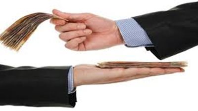 خبير اقتصادي يُقدم حلاً لمواجهة التضخم: اشتروا بالتقسيط