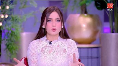 «اللي متعرفش ترقص تقول الأرض عوجة».. أول رد من ياسمين عز على صورها القديمة| فيديو