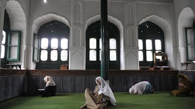  الإفتاء: إليك حكم من أدرك صلاة الجمعة في التشهد الأخير