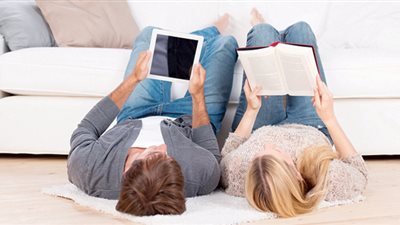 أخصائية: جددي علاقتك بزوجك.. وامنحي نفسك أجازة زوجية