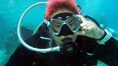 فاطمة..أول مصرية تكسر احتكار الرجال لمهنة الغوص..فيديووصور