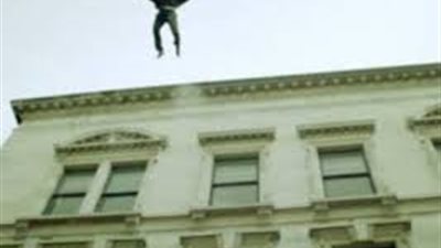 سقط من الطابق الـ11.. وصل الزوج من الباب فهرب العشيق من النافذة