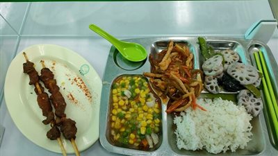 منها شوربة السمك.. تعرفي على أغرب الوجبات المدرسية في آسيا