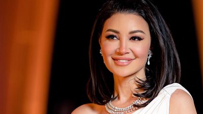 أروى جودة تداري فتحة صدرها في ظهور جريء من إيطاليا.. صور وفيديو