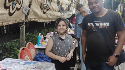 الطفلة «تقوى» تحترف صناعة الاكسسوارات بأنامل من ذهب..فيديو