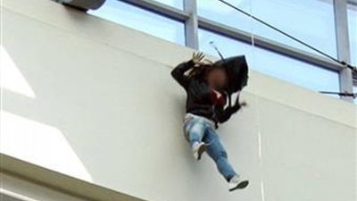 أب يُعاقب ابنته بسبب 