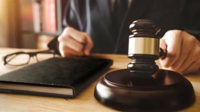 تفاصيل محاكمة قاتلة والدها في حلوان بمساعدة صديقها