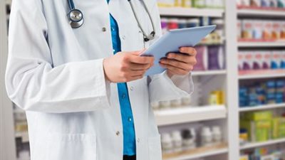 حبس صيدلانية مُتهمة بالتورط في وفاة طفلتين بسبب 