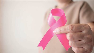 فنانة مغربية تظهر صلعاء لدعم مرضى سرطان الثدي.. وهجوم عليها..فيديو 