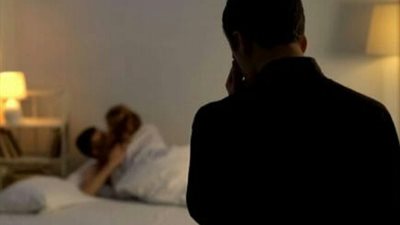 بلاغ غريب.. الأب والابن اتفقا على الزوجة