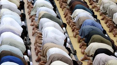 هل يجب على المرأة في بيتها أن تستمع لخطبة الجمعة وكيف تصليها؟