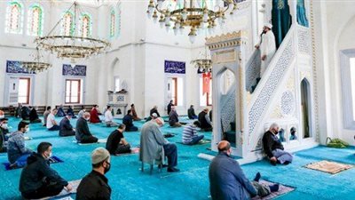 الإفتاء توضح حكم البيع والشراء في وقت الضرورة أثناء صلاة الجمعة