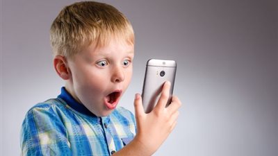 ابنك يُشاهد الأفلام الإباحية؟.. استشاري يقدم نصائح ذهبية