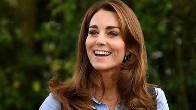 سيدة تضع كيت ميدلتون في موقف مُحرج.. صور