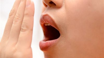 رائحة الفم الكريهة قد تعني إصابتك بـ4 أمراض خطيرة... تعرفي عليها