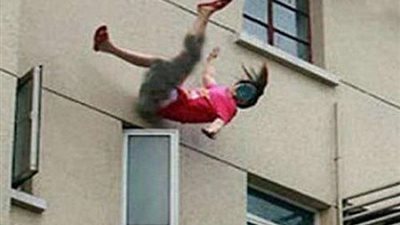 قتل أم انتحار؟.. مصرع صيدلانية سقطت من عقار في ظروف غامضة