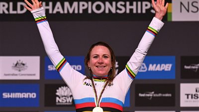 رغم سقوطها.. الدراجة «أنيميك فان فليوتن» تتوج بطلة العالم