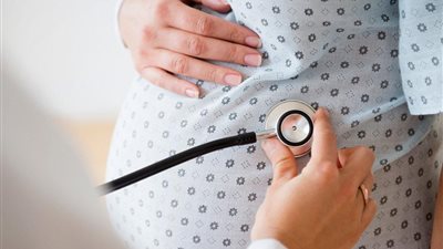 متابعة الطبيب خلال أشهر الحمل الأولى «ضرورة».. ما السبب؟