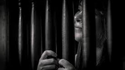 «وسادة عليها صورتهما».. رسالة أم قاتلة إلى ابنيها من داخل السجن