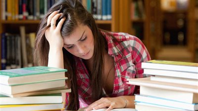 استشاري يوضح أسباب مشاكل الفتيات في سن المراهقة