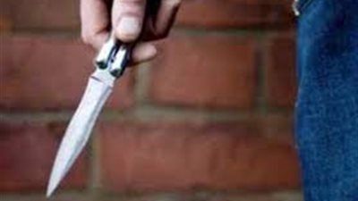 طالب يطعن زميله أمام المدرسة ببورسعيد.. ووالدة المجني عليه: نجلي بين الحياة والموت