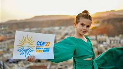 طفلتان شقيقتان تقودان حملة ترويجية لقمة المناخ بـ شرم الشيخ (صور)