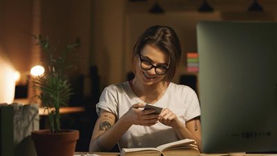 استشاري: من يتداول حياته الشخصية على السوشيال ميديا مريض نفسي