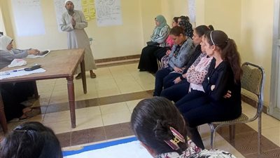 بينها «لا للعنف ضد المرأة».. 1450 مشاركة في «جلسات الدوار» بالمنيا