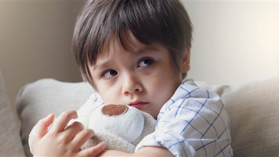 فيديو مخيف.. 4 مربيات يفزعن الأطفال بقناع مرعب