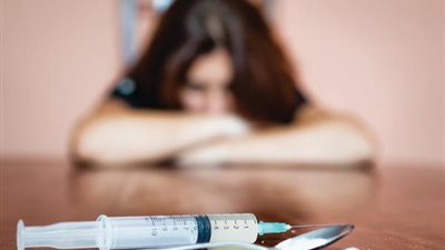 كيف تعرفين أن ابنتك مدمنة؟.. وما التصرف السليم حال التأكد؟