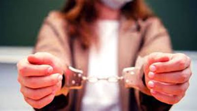 غدرت بها شقيقتها.. القبض على مستريحة أدوات التجميل في الإسكندرية