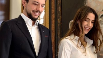 رجوة خطيبة ولي العهد الأردني بإطلالة جذابة في القصر الملكي.. صور