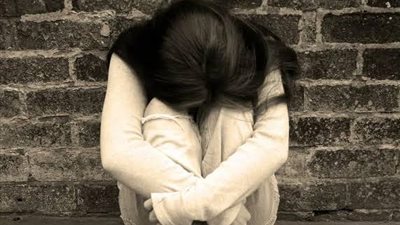 ما عقوبة استغلال الطبيب للمريض جنسيًّا تحت تأثير المخدر؟.. قانوني يجيب