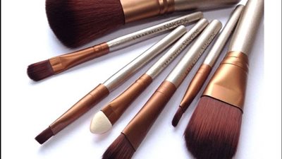 أنواع فرش المكياج واستخداماتها المختلفة