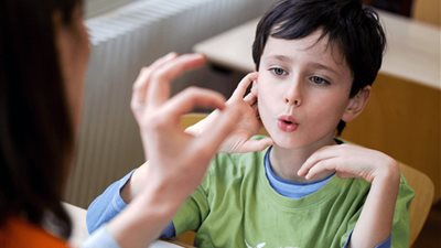 في اليوم العالمي للتلعثم.. اتبعي هذه النصائح لحماية طفلك