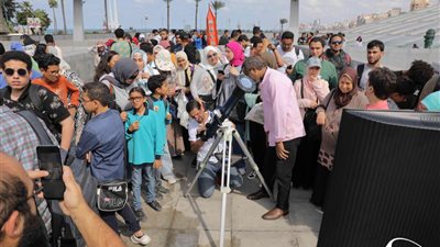 فتيات الثغر يرصدن الكسوف الشمسي في مكتبة الإسكندرية