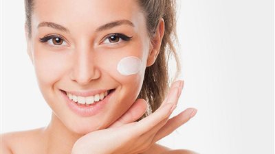 منها زيت الزيتون.. إليك 6 وصفات طبيعية لترطيب البشرة