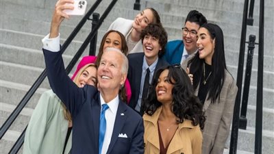 «مؤثرات على السوشيال ميديا».. بايدن يلجأ إلى نجمات «تيك توك»