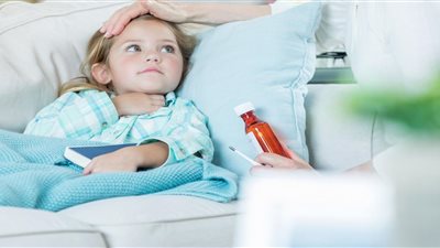للأمهات.. احذري المضادات الحيوية للأطفال مع تزايد نزلات البرد