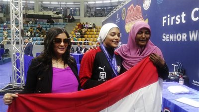 عضو مجلس إدارة النادي الإسماعيلي تحتفل بـ«نعمة سعيد» بعد تتويجها بـ3 ميداليات ذهبية