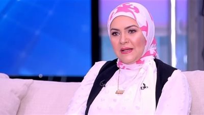 منال عبداللطيف: «الحياة الزوجية مشاركة.. وارتداء الباروكة تحايل على الحجاب»