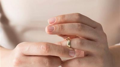 زوجة تطلب الخلع لسبب صادم: تزوجني لأنه يحب أختي