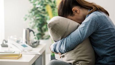 منها الامتناع عن فراش الزوجية.. متى تصبح الزوجة «ناشزًا»؟