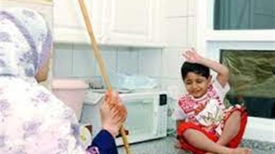 أم بلا قلب.. عذبت طفلها وحرمته من العلاج حتى يتسول